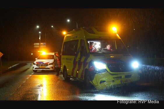 Ambulance loopt schade op na botsing op kruising in Medemblik