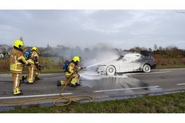 Auto vliegt in brand tijdens rijden