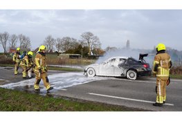 Auto vliegt in brand tijdens rijden
