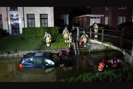 Auto ramt brug in Zwaag en komt meters verderop in sloot terecht