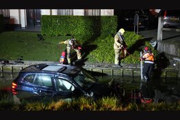 Auto ramt brug in Zwaag en komt meters verderop in sloot terecht