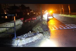 Auto ramt brug in Zwaag en komt meters verderop in sloot terecht