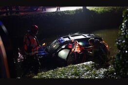 Auto ramt brug in Zwaag en komt meters verderop in sloot terecht