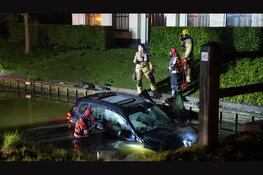 Auto ramt brug in Zwaag en komt meters verderop in sloot terecht