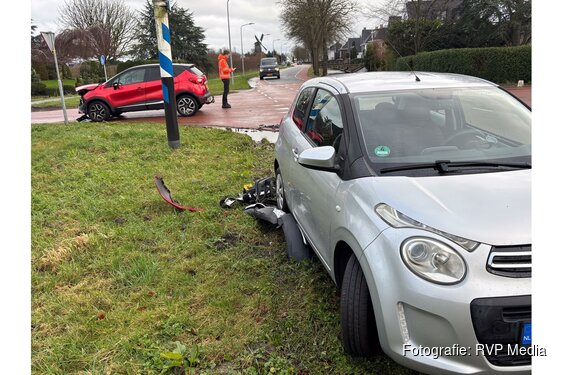 Veel schade bij botsing tussen twee auto’s in Zwaag
