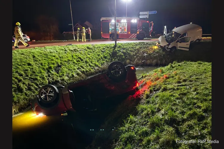Auto ondersteboven in sloot na ernstig ongeval in Hem: Twee gewonden