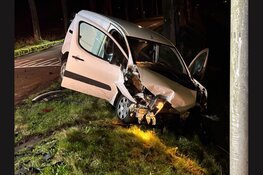 Auto ondersteboven in sloot na ernstig ongeval in Hem: Twee gewonden