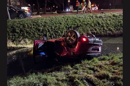 Auto ondersteboven in sloot na ernstig ongeval in Hem: Twee gewonden