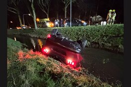 Auto ondersteboven in sloot na ernstig ongeval in Hem: Twee gewonden