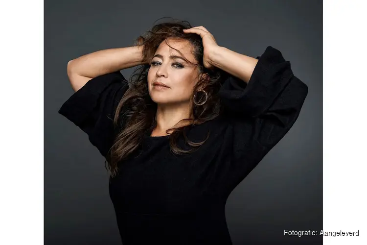 Esmee de la Bretonière met intieme muziektheatervoorstelling Dichtbij te zien in Theater Het Pakhuis