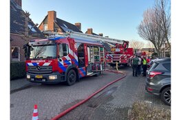 Brand op zolder van garage Bovenkarspel, brandweer schaalt op