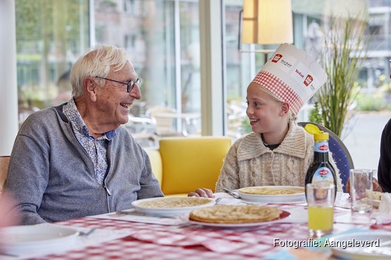 Basisschool IKC De Zonnewijzer in gemeente Hoorn bakt pannenkoeken voor ouderen