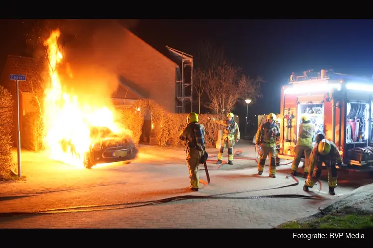 Auto en scooter in lichterlaaie op 50 meter van elkaar