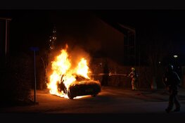 Auto en scooter in lichterlaaie op 50 meter van elkaar