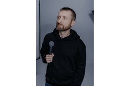 Lachen voor het goede doel: Poolse comedians op het podium in Hoorn