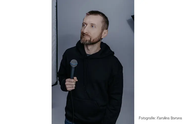 Lachen voor het goede doel: Poolse comedians op het podium in Hoorn