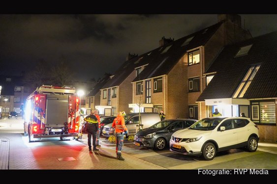 Brandweer haalt slachtoffer uit brandende woning in Hoorn