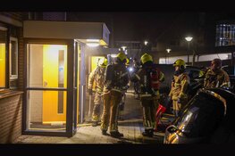 Brandweer haalt slachtoffer uit brandende woning in Hoorn