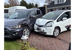 Onwel geworden automobilist belandt in tuin en ramt geparkeerde auto op erf aan de Westerkerkweg in Venhuizen