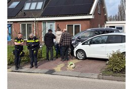 Onwel geworden automobilist belandt in tuin en ramt geparkeerde auto op erf aan de Westerkerkweg in Venhuizen