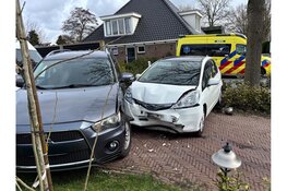 Onwel geworden automobilist belandt in tuin en ramt geparkeerde auto op erf aan de Westerkerkweg in Venhuizen
