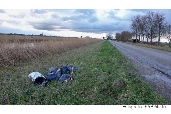 Omgevingsdienst ingezet voor afvaldumping langs dijk Ursem