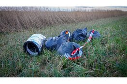 Omgevingsdienst ingezet voor afvaldumping langs dijk Ursem