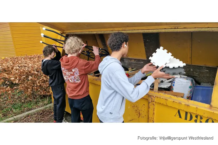 Leerlingen en politici klussen tijdens NLdoet in West-Friesland