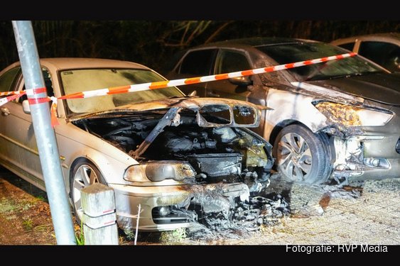 Twee auto's zwaar beschadigd bij nachtelijke autobrand in Hoorn