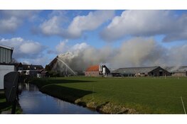 Veel rookontwikkeling bij brand in rietendakwoning Wervershoof