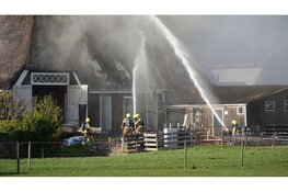 Veel rookontwikkeling bij brand in rietendakwoning Wervershoof