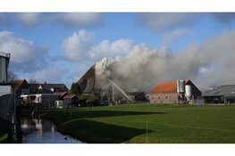 Veel rookontwikkeling bij brand in rietendakwoning Wervershoof