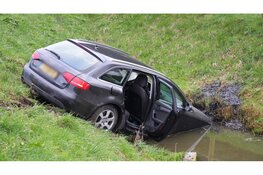 Auto te water na botsing met andere auto op kruising Andijk