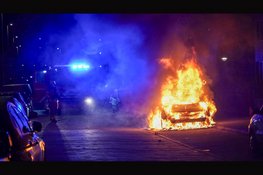 Bestelbus in lichterlaaie na harde explosie