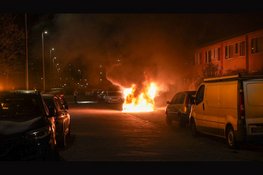 Bestelbus in lichterlaaie na harde explosie