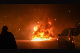 Bestelbus in lichterlaaie na harde explosie