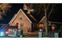 Grote vonken uit schoorsteen door woningbrand Aartswoud