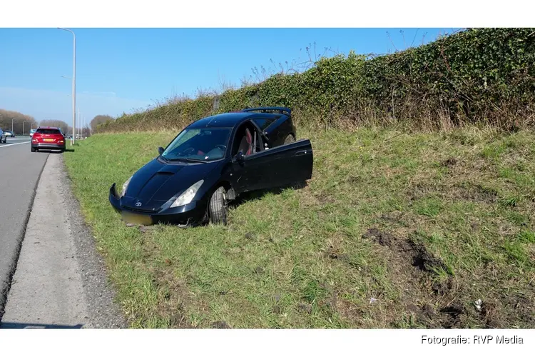 Auto eindigt rechtop in de berm na eenzijdig ongeval op A7