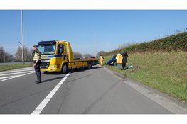 Auto eindigt rechtop in de berm na eenzijdig ongeval op A7