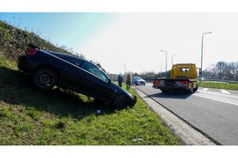 Auto eindigt rechtop in de berm na eenzijdig ongeval op A7