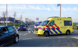 Auto op de kop na klapper met andere auto, file op N194