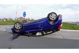 Auto op de kop na klapper met andere auto, file op N194