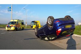 Auto op de kop na klapper met andere auto, file op N194