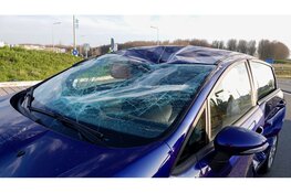 Auto op de kop na klapper met andere auto, file op N194