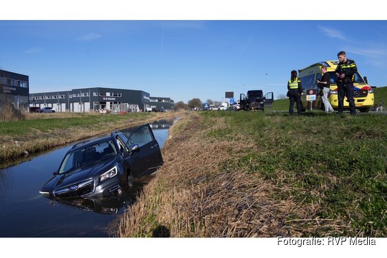Auto belandt in sloot langs N307 na aanrijding met bestelbus