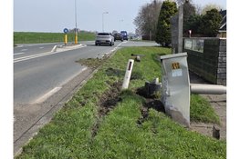 Roeiboot op aanhanger schiet los en ramt lantaarnpaal en elektrakast