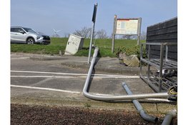 Roeiboot op aanhanger schiet los en ramt lantaarnpaal en elektrakast