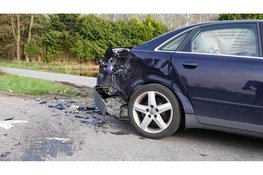 Motorrijder naar het ziekenhuis na forse aanrijding in Berkhout