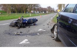 Motorrijder naar het ziekenhuis na forse aanrijding in Berkhout