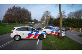 Motorrijder naar het ziekenhuis na forse aanrijding in Berkhout